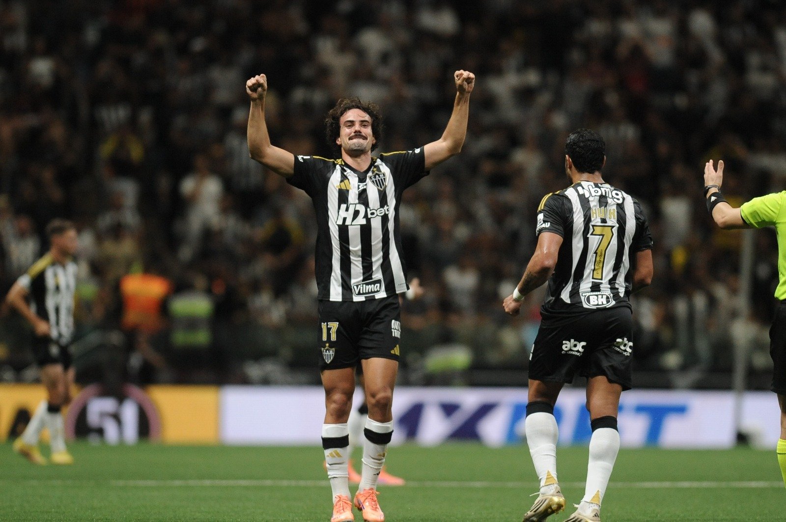 Igor Gomes comemora golaço de falta pelo Atlético na Arena MRV (foto: Alexandre Guzanshe/EM/D.A. Press)