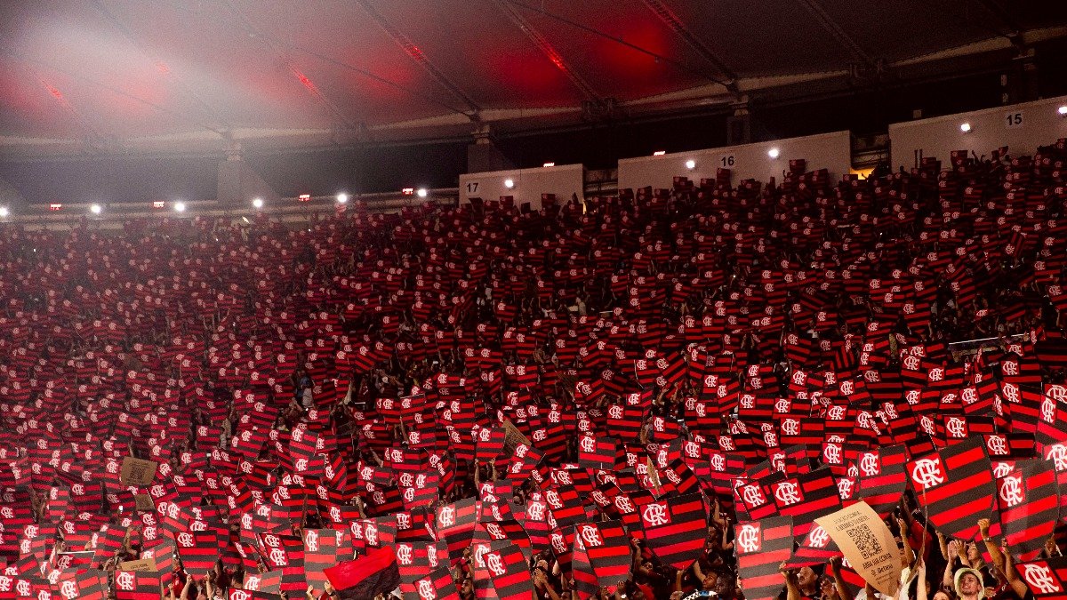 Torcedores do Flamengo carregam escudo do clube nas arquibancadas do Maracanã (foto: Adriann Fontes/Flamengo - 3/12/2025)