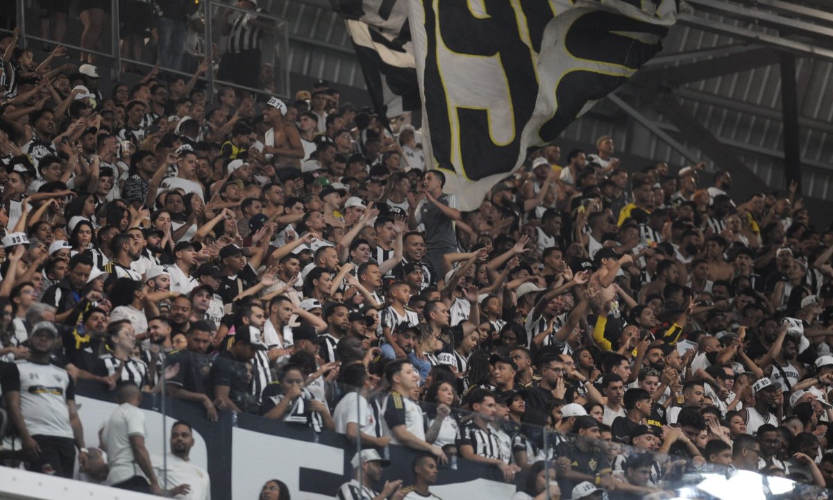 Torcida do Atlético na Arena MRV em jogo contra o Fortaleza (foto: Alexandre Guzanshe/EM/DA.Press)