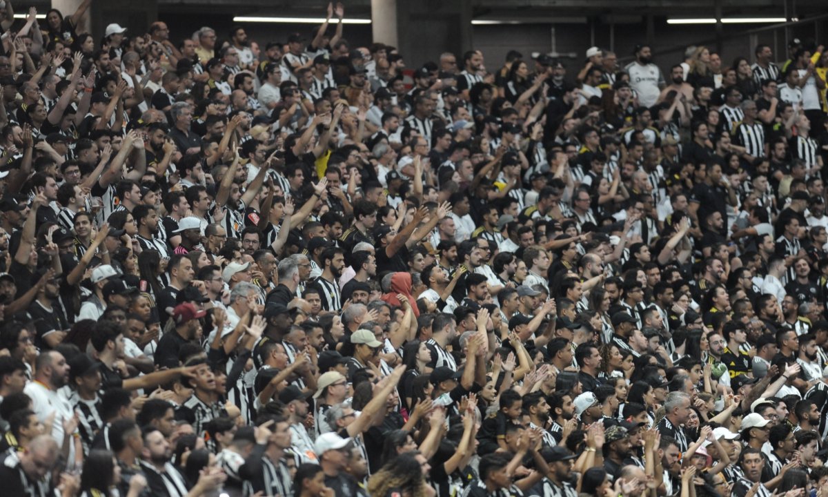 Torcida do Atlético na Arena MRV em jogo contra o Fortaleza (foto: Alexandre Guzanshe/EM/DA.Press)