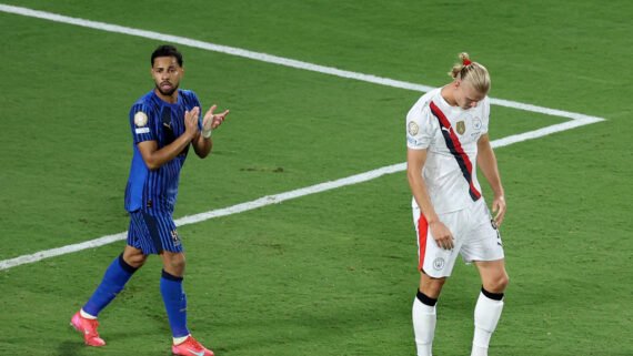 Renan Lodi em ação pelo Al-Hilal contra o Manchester City, pela Copa do Mundo de Clubes (foto: Megan Briggs/AFP)