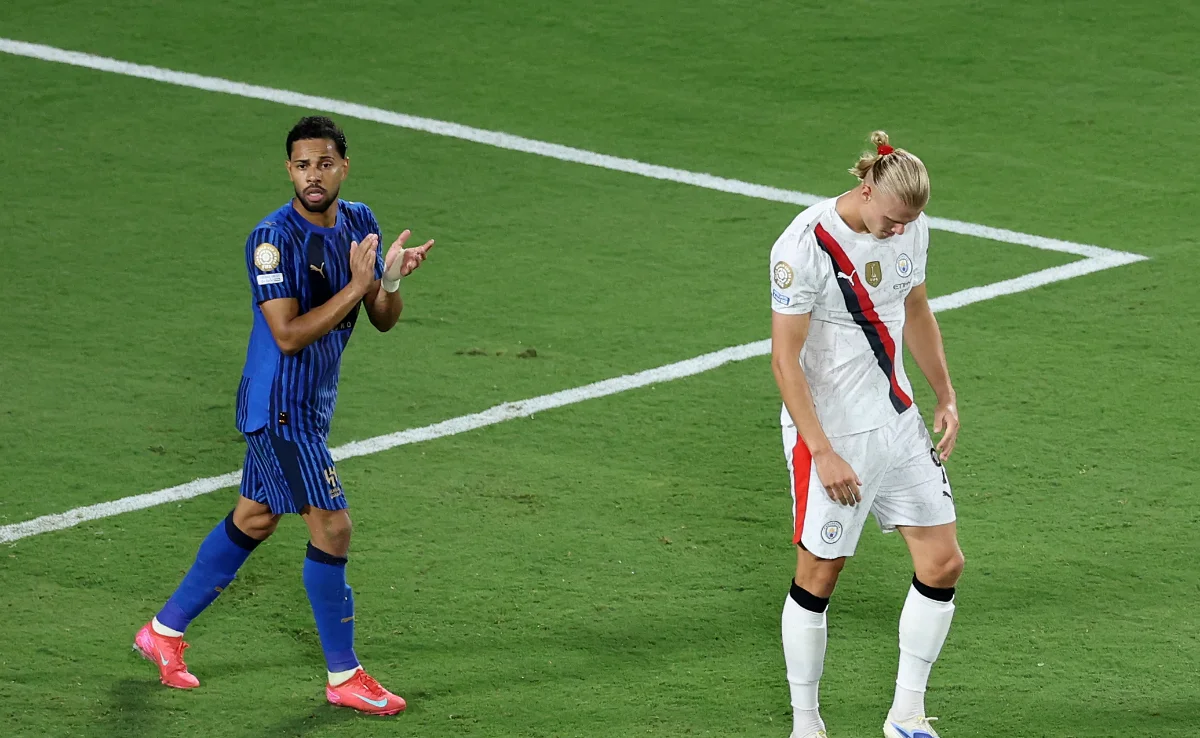 Renan Lodi em ação pelo Al-Hilal contra o Manchester City, pela Copa do Mundo de Clubes - (foto: Megan Briggs/AFP)