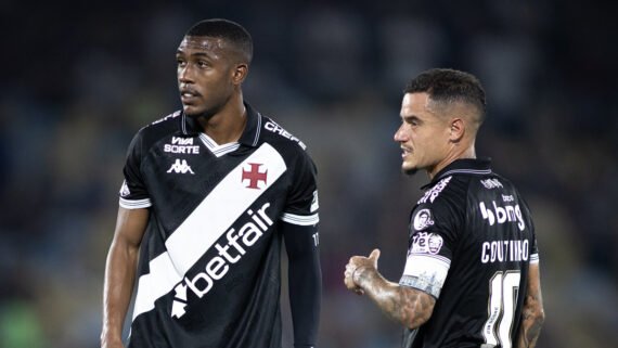 Rayan e Coutinho durante jogo no Maracanã (foto: Matheus Lima/Vasco)