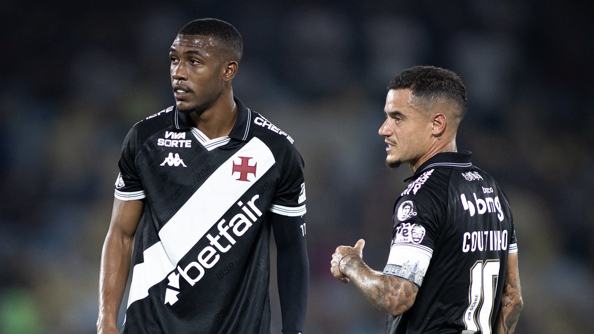 Rayan e Coutinho durante jogo no Maracanã (foto: Matheus Lima/Vasco)